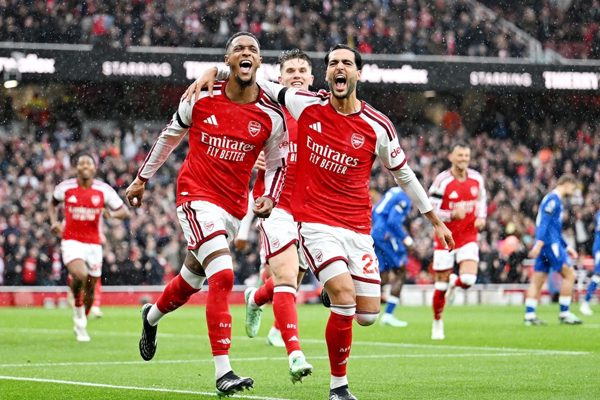 Cặp trung vệ ghi bàn, Arsenal thắng dễ Everton