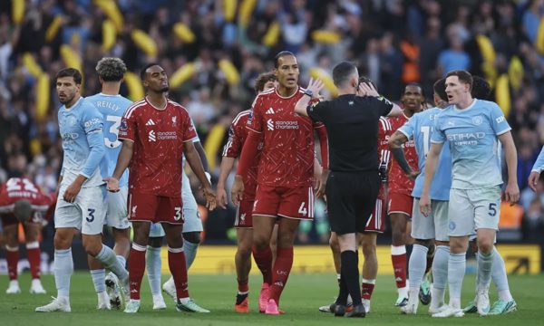 Carragher chỉ trích trọng tài và Wirtz sau trận thua của Liverpool