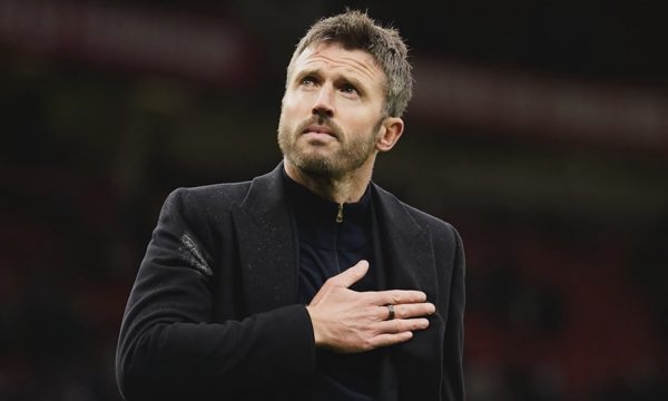 Carragher: 'Hãy giải thoát Carrick khỏi nỗi khổ ngay hôm nay'