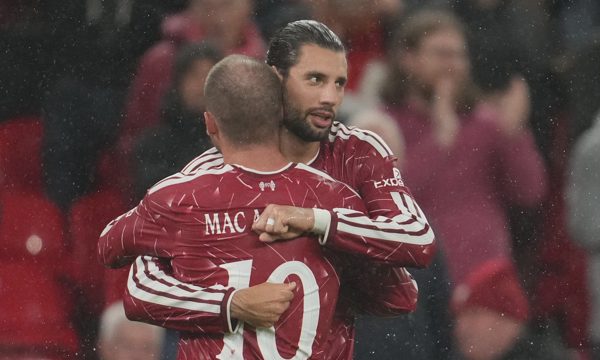 Carragher: 'Man Utd, Liverpool chịu áp lực lớn vì án của Man City'