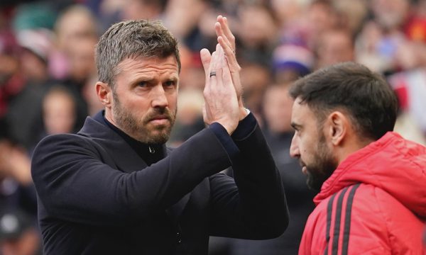 Carrick cố tình làm bẽ mặt Fernandes?