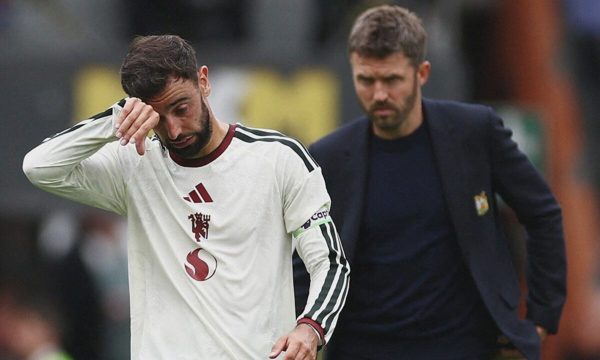 Carrick: 'Không cần gào thét lên vì một trận thua'