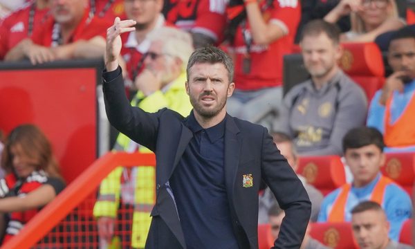 Carrick: 'Tôi háo hức chờ lời xin lỗi từ trọng tài'