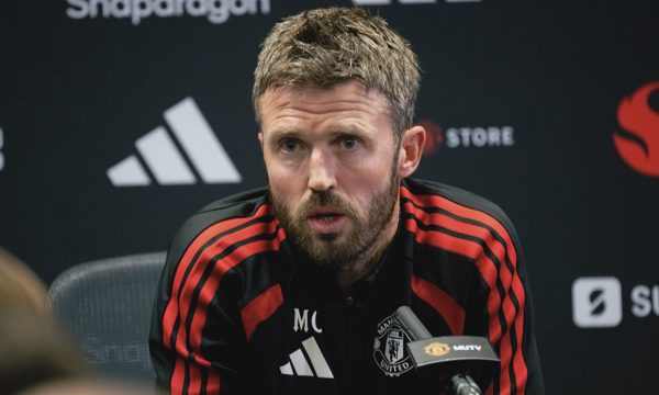 Carrick: 'Tôi sẵn sàng ướt mưa để những người khác được khô ráo'