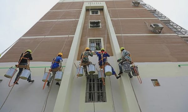 Cắt dây an toàn của công nhân xây dựng để phơi quần áo