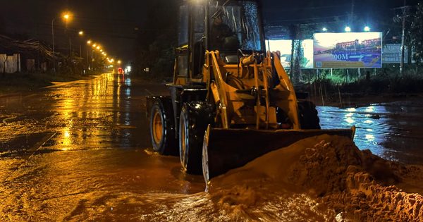 Cát đỏ lại tràn xuống cửa ngõ Mũi Né, cuốn trôi người đi xe máy