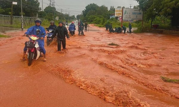 Cát đỏ tràn xuống đường cửa ngõ Mũi Né