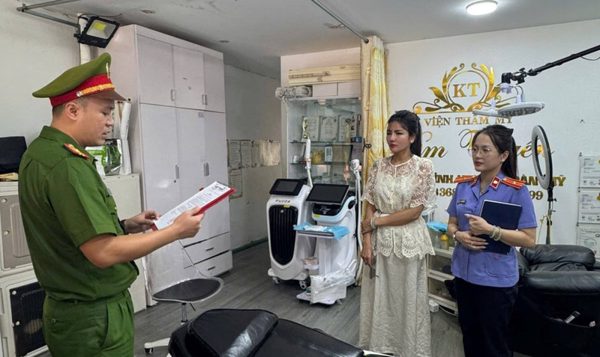 Cắt ghép ảnh để lừa khách, chủ cơ sở thẩm mỹ 'chui' bị khởi tố