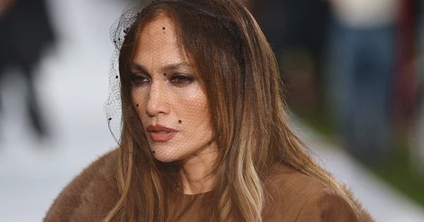 Cát sê gây sốc của Jennifer Lopez tại 'Paris Fashion Week'
