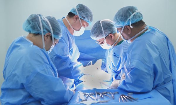 Cắt u, đặt tinh hoàn nhân tạo cho người đàn ông