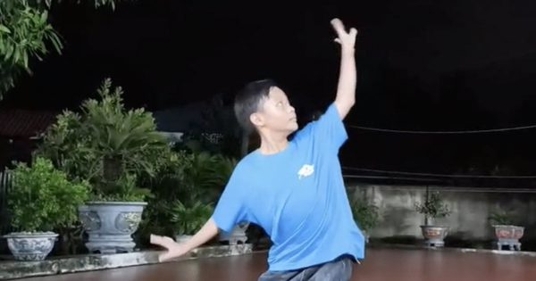 Cậu bé 10 tuổi tự học múa qua mạng