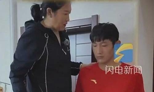 Cậu bé 13 tuổi cao hơn 2 mét, ăn 7 lạng thịt bò một bữa
