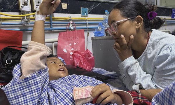 Cậu bé 8 tuổi leo cây thoát lũ quét ở Nepal
