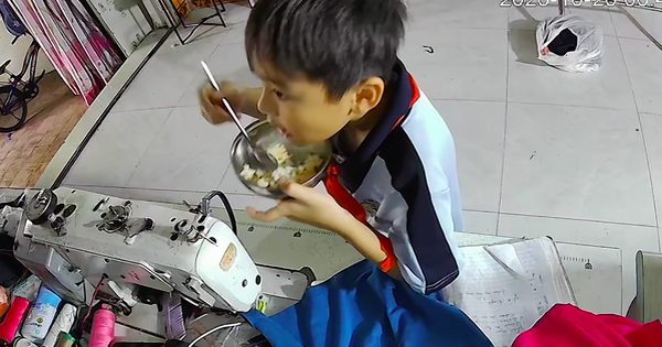 Cậu bé 9 tuổi tự chiên cơm nguội ăn sáng, dặn mẹ cứ ngủ thêm
