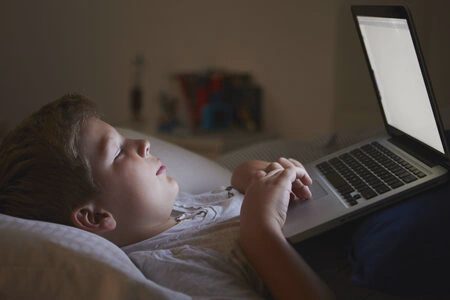 Cậu bé bị "cháy da" vì thường xuyên đặt laptop lên bụng