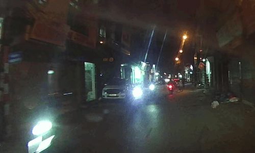 Cậu bé đi xe đạp xô ngã xe máy chở hai người