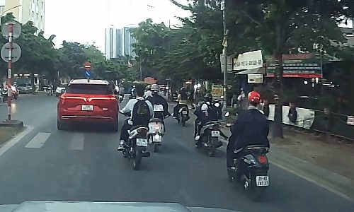 Cậu bé đi xe máy đánh võng, gây họa cho hai nữ sinh