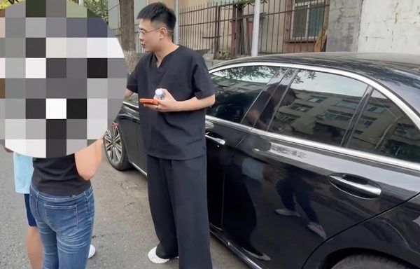 Cậu bé gây xước Mercedes, người mẹ nhất quyết đền đủ, chủ xe lại một mực từ chối
