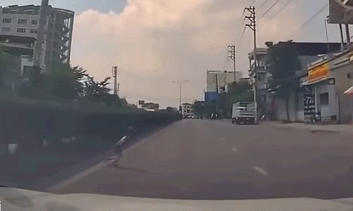 Cậu bé lao ngang đường giữa 'làn tên, mũi đạn'