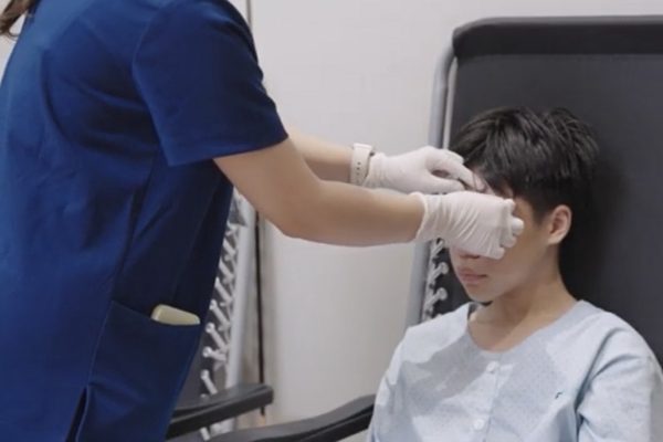 Cậu bé nhìn ai cũng xa lạ, nhận món quà vô giá từ một người chưa từng gặp
