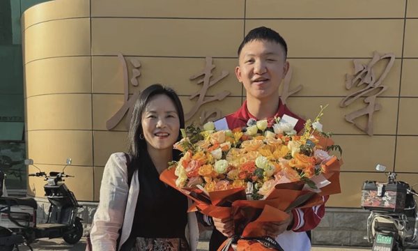 Cậu bé từng bị khoét mắt trở thành thủ khoa