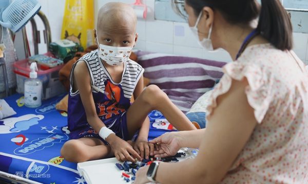 Cậu bé ung thư ngăn mẹ cạo đầu 'theo con rụng tóc'