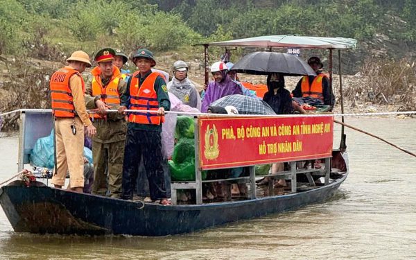 Cầu bị lũ cuốn nhưng có phà Bộ Công an tặng, bà con miền núi yên tâm qua sông