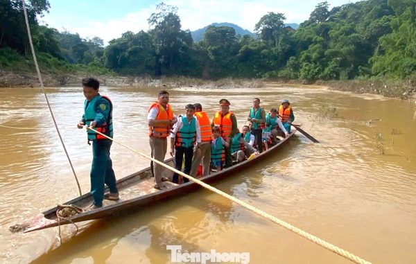 Cầu bị lũ cuốn trôi, bộ đội, công an chèo thuyền đưa học sinh đến trường khai giảng