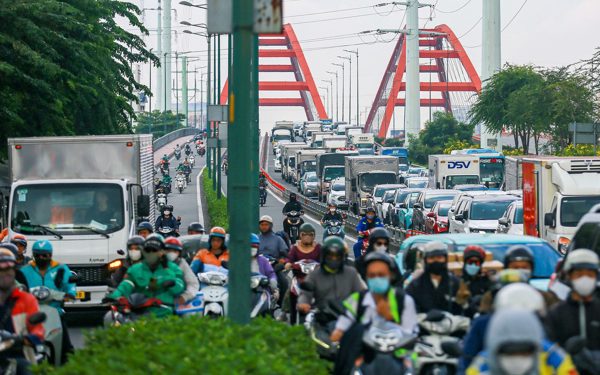 Cầu Bình Lợi 2 ùn ứ dù chưa tới giờ cao điểm, ô tô xếp hàng dài