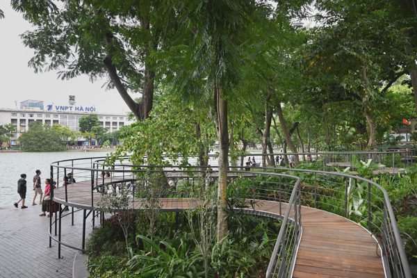 Cầu cạn “Dải lụa ký ức” bên hồ Gươm dần thành hình