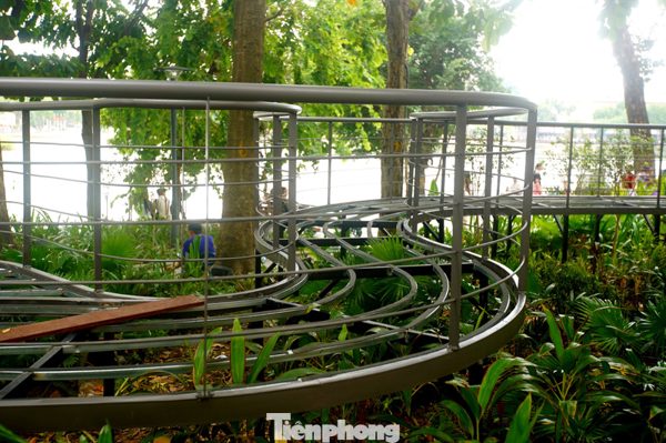 Cầu cạn đang lộ diện bên hồ Hoàn Kiếm