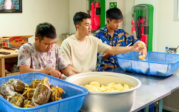 Câu chuyện bữa cơm giữa biển khơi và những người lính giữ chặt nồi canh