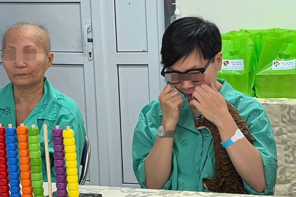 Câu chuyện đằng sau người mẹ mắc ung thư ôm chặt thú nhồi bông tại BV Chợ Rẫy