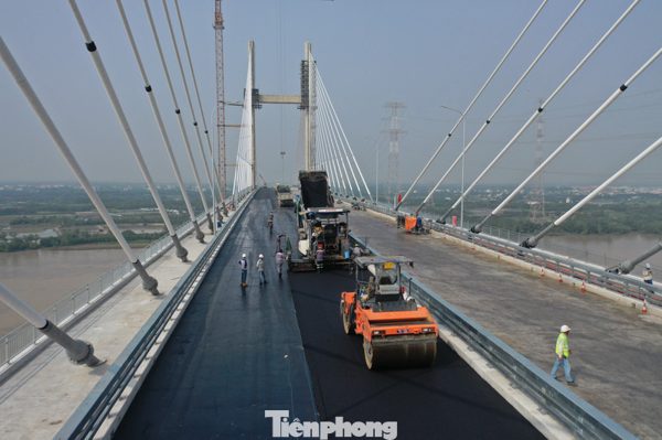Cầu dây văng thuộc top cao nhất Việt Nam băng băng về đích