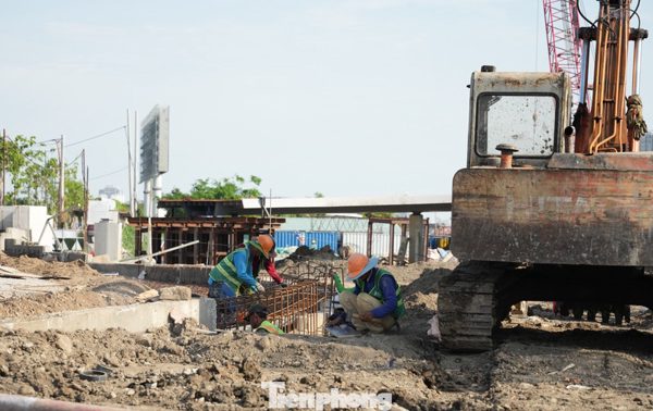 Cầu đi bộ gần 1.000 tỷ đồng qua sông Sài Gòn bước vào giai đoạn ‘chạy nước rút’