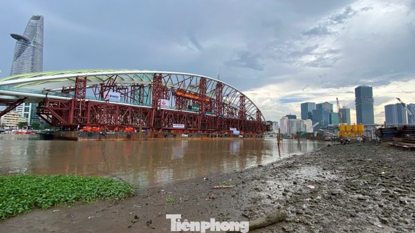 Cầu đi bộ hình lá dừa qua sông Sài Gòn hợp long như thế nào?