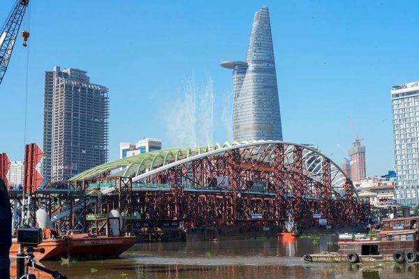 Cầu đi bộ hình lá dừa qua sông Sài Gòn hợp long thành công sau 8 giờ thi công