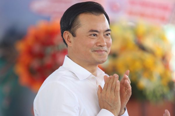 Cầu đi bộ qua sông Sài Gòn đã hợp long nhưng chưa thể lưu thông ngay