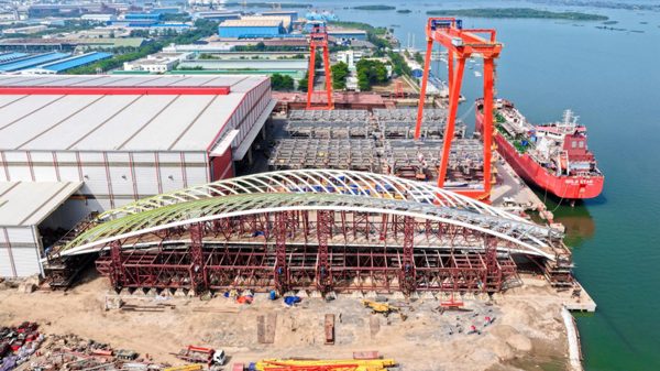 Cầu đi bộ qua sông Sài Gòn thử tải thành công, chuẩn bị hợp long