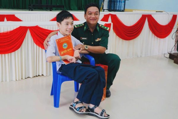 Cậu học trò 5 năm được mẹ bế đến lớp đã có người hỗ trợ