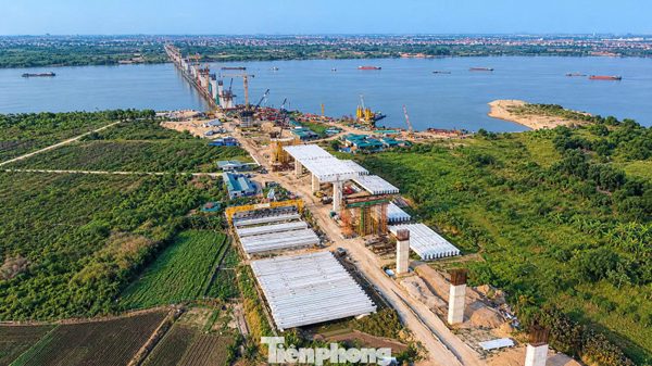 Cầu Hồng Hà lộ hình hài sau một năm thi công