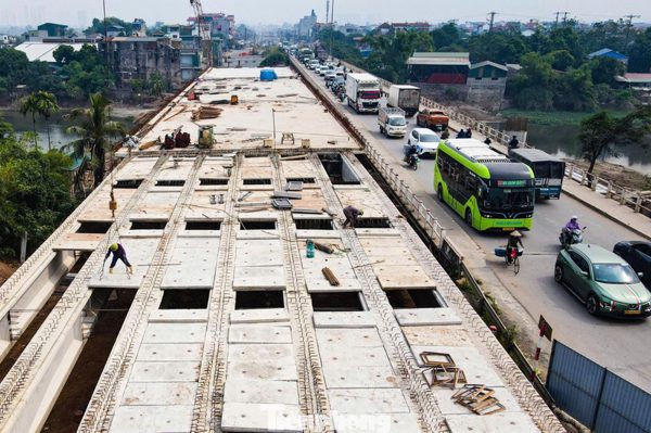 Cầu Mai Lĩnh mới nối nhịp, cầu cũ vẫn oằn mình đón xe