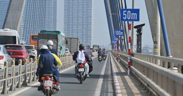 Cầu Nhật Tân được sơn, kẻ loạt biển báo, vạch đo khoảng cách