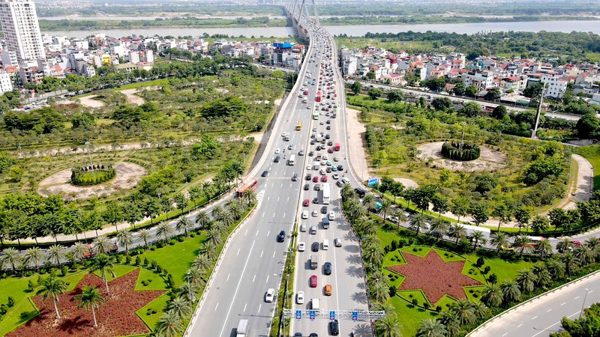 Cầu Nhật Tân trước ngày thí điểm: Dòng xe ùn ứ theo vạch đo cự ly an toàn