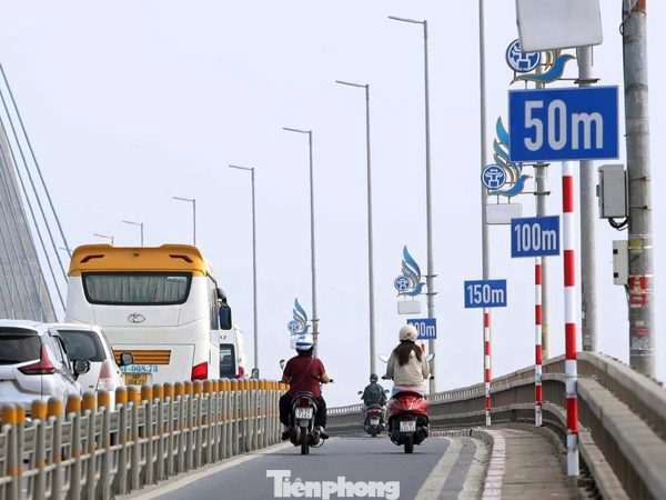 Cầu Nhật Tân xuất hiện loạt biển báo, vạch khoảng cách mới