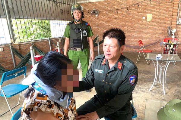 Câu nói của Trưởng Công an xã khiến người phụ nữ bỏ ý định nhảy cầu tự tử