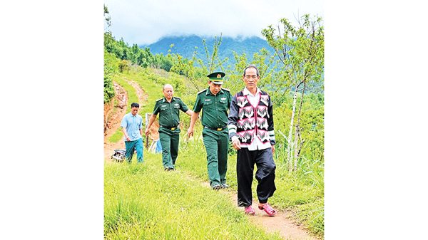 “Cầu nối” giữa dân bản với chính quyền địa phương