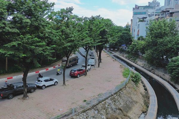 "Cẩu" ô tô dàn hàng chiếm vỉa hè tại vòng xuyến ở Hà Nội