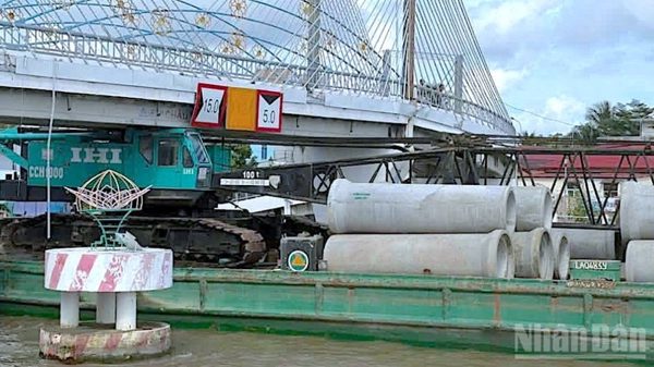 Cầu quê ở Cà Mau bị sà lan va chạm hư hỏng