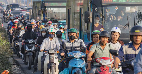 Cầu Thăng Long ken đặc xe cộ giờ cao điểm sau khi dựng rào chắn thi công